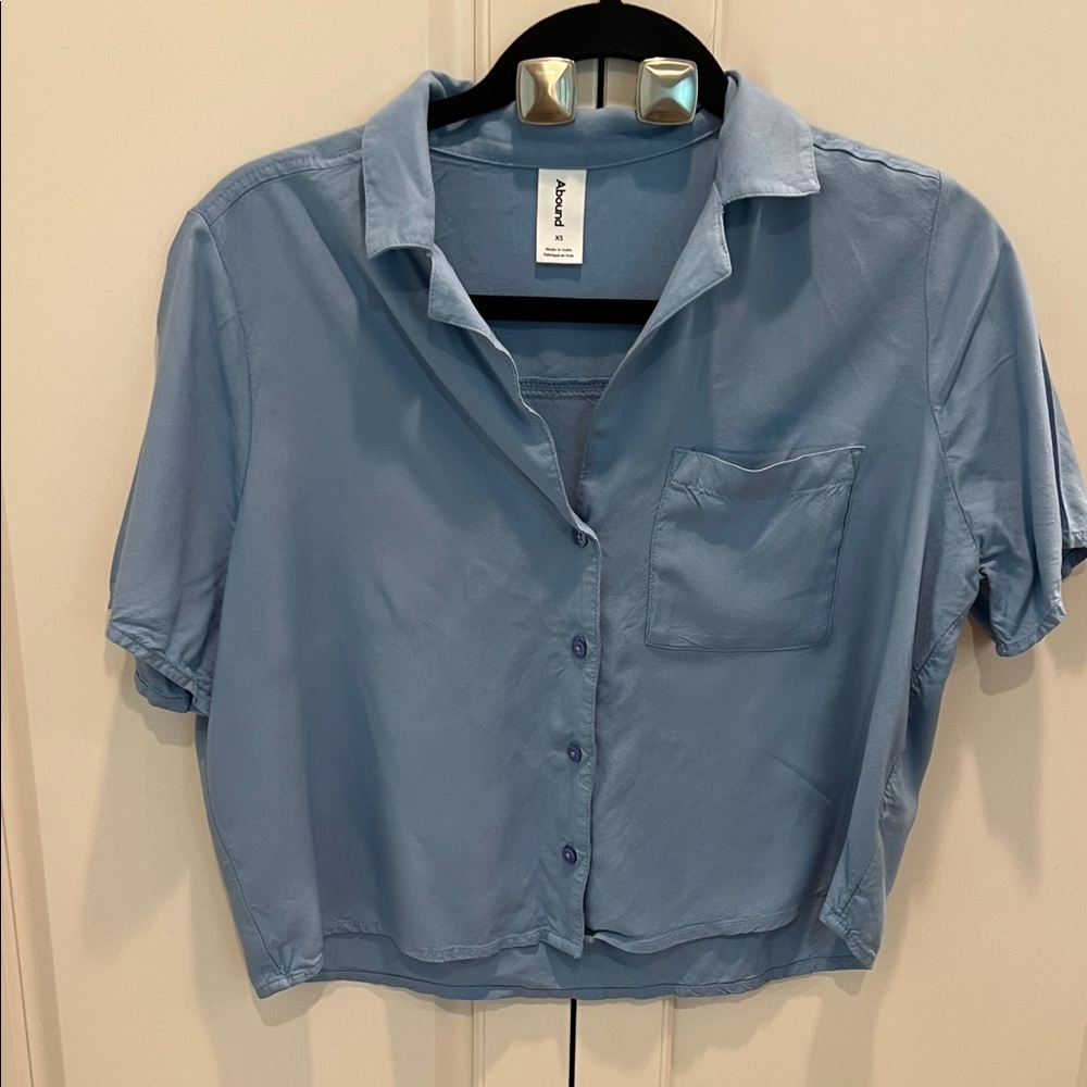 Abound  Light Blue Button Front Cropped Shirt. XS new 🆕
